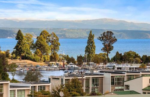 Taupo House | Discover Taupo Panorama - Lakefront Holiday Home Retreat