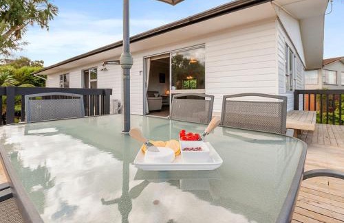 Taupo House | Discover Taupo Panorama - Lakefront Holiday Home Retreat