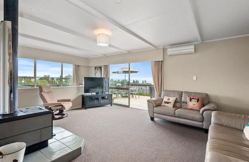 Taupo House | Discover Taupo Panorama - Lakefront Holiday Home Retreat