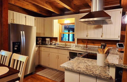 Martinsville Cabin | Tranquil Taurina Cabin with Hot Tub & Spa Retreat