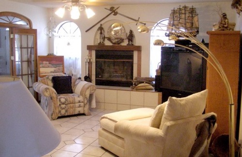 Boles Acres Hotel | Relax at Tavares Inn: Guest Rated 9.8 with Pool & Spa