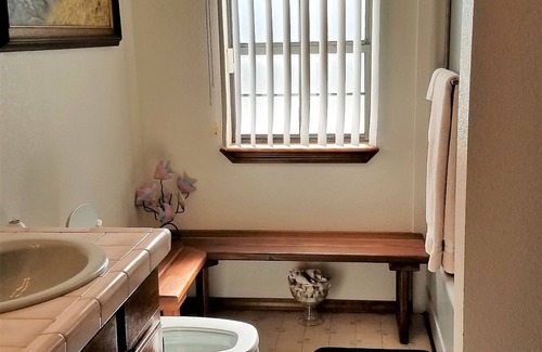 Boles Acres Hotel | Relax at Tavares Inn: Guest Rated 9.8 with Pool & Spa