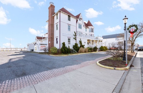 Somers Point House | Discover Nucky Johnson Suite at Tavern on the Bay Resort