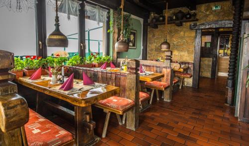 Ormoz House | Pet-Friendly Retreat at Taverna & Wine Jeruzalem