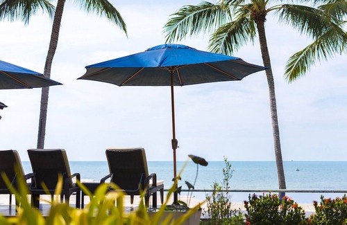 Lipa Noi House | Relax at Tawantok Beach Villas with Ocean Views & Pool