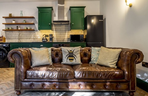 Acomb House | Romantic Getaway at Tawny Lodge with Breakfast & Kitchen