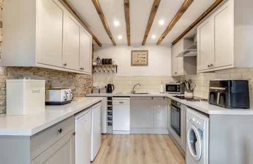 Cutthorpe House | Discover Tawny Owl Barn: Pet-Friendly Retreat with Hot Tub