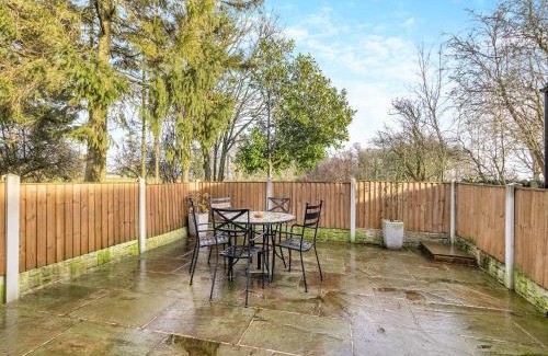 Cutthorpe House | Discover Tawny Owl Barn: Pet-Friendly Retreat with Hot Tub