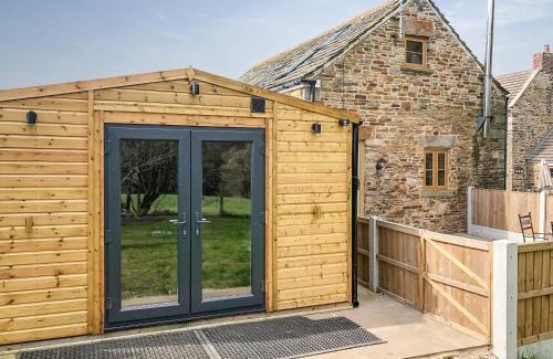 Cutthorpe House | Discover Tawny Owl Barn: Pet-Friendly Retreat with Hot Tub