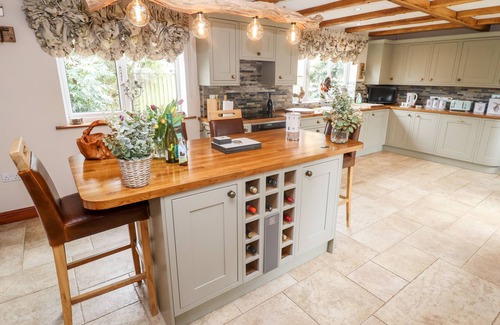 North Somercotes Cottage | Relaxing TAWNY OWL COTTAGE with Hot Tub in North Somercotes