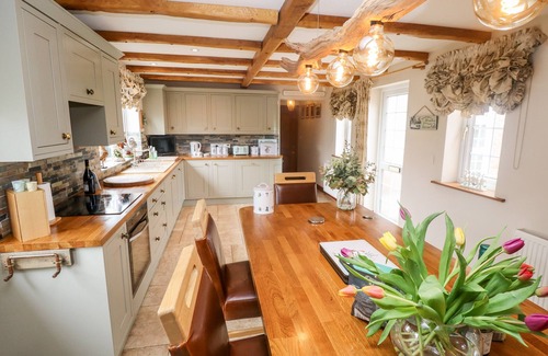 North Somercotes Cottage | Relaxing TAWNY OWL COTTAGE with Hot Tub in North Somercotes