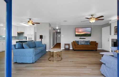 El Lago House | Exceptional Taylor Lake View Hotel with Kitchen Amenities