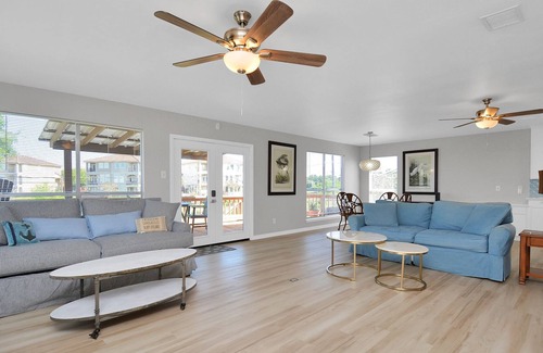 El Lago House | Exceptional Taylor Lake View Hotel with Kitchen Amenities