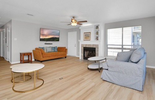 El Lago House | Exceptional Taylor Lake View Hotel with Kitchen Amenities