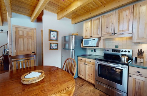 Almont House | Guest Rated 9.8: Taylormade Hideaway in Almont Awaits