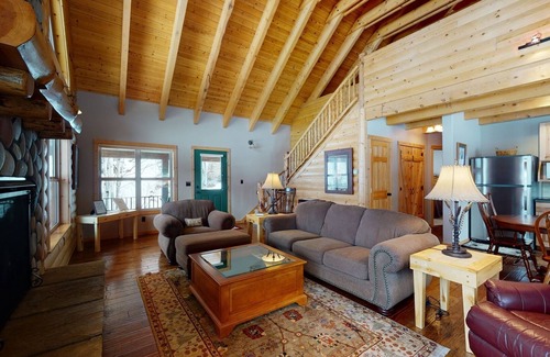 Almont House | Guest Rated 9.8: Taylormade Hideaway in Almont Awaits