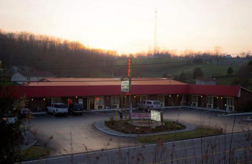 Tazewell Hotel | Family-Friendly Retreat at Tazewell Motor Lodge with Hot Tub