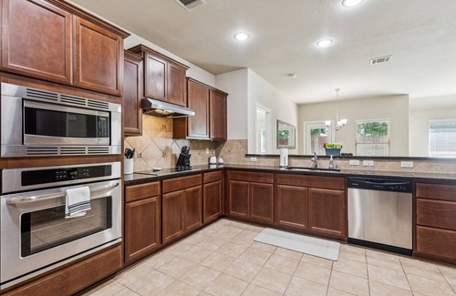 Oak Point House | TCH -Comfy 3bd/2ba home in Oak Point w/Workspace