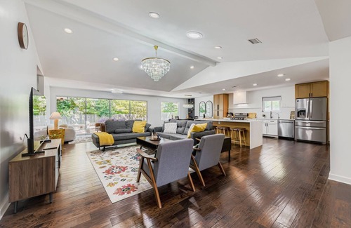 East Oak Hill House | TCH - Comfy 4bd/2ba home in Austin with Workspace