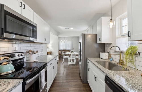 Richardson House | TCH - Cozy 3bd/1.5ba in Richardson with Workspace