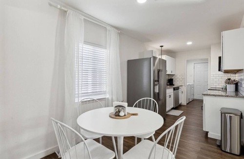Richardson House | TCH - Cozy 3bd/1.5ba in Richardson with Workspace