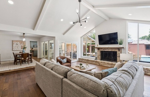 Northwest Dallas House | TCH - Spacious 4bd/3ba in Dallas with Workspace