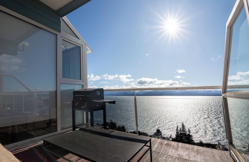 Belgrano Apartment | Lake View Retreat: 3 Bedroom Apartment with Balcony & Spa