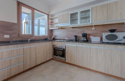 Belgrano House | Relaxing 2-Level Apartment with Balcony & Lake Views