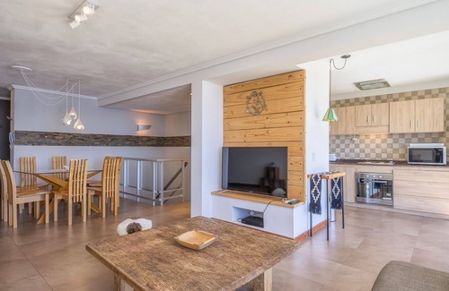 Belgrano Apartment | Inviting 3/4 Bedroom Apartment with Lake Views & Hot Tub