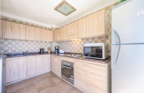 Belgrano Apartment | Inviting 3/4 Bedroom Apartment with Lake Views & Hot Tub