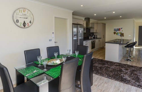 Napier Cottage | Oceanfront Te Awa Napier Treasure - Top-Rated Family Retreat