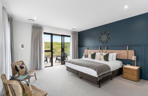Te Akau Cabin | Exceptional Te Karaka Lodge: Family-Friendly with Dining Options