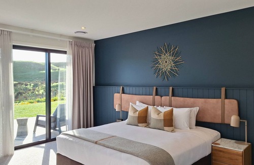 Te Akau Cabin | Exceptional Te Karaka Lodge: Family-Friendly with Dining Options