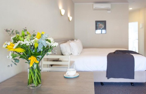 Anderson Park Hotel | Experience Te Mata Lodge: 5-Star Comfort with Hot Tub