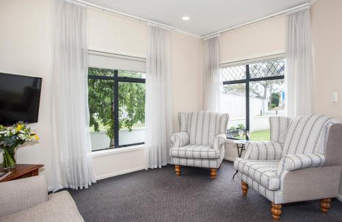 Anderson Park Hotel | Experience Te Mata Lodge: 5-Star Comfort with Hot Tub