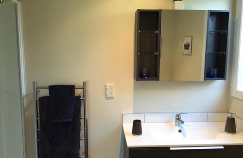 Waikanae Bed & Breakfast | Relax at Te Moana Bed & Breakfast with Pool and Hot Tub