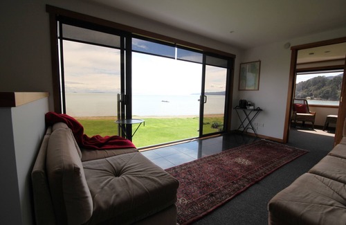 Te Puru Cabin | Exclusive Te Puru Beach Lodge: 5-Star Ocean View Retreat
