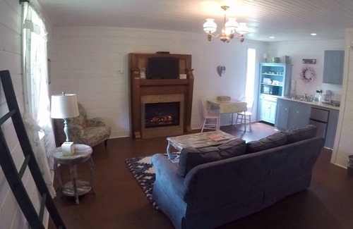 Creola Cottage | Ideal Retreat: Tea For Two in Hocking Hills with Hot Tub