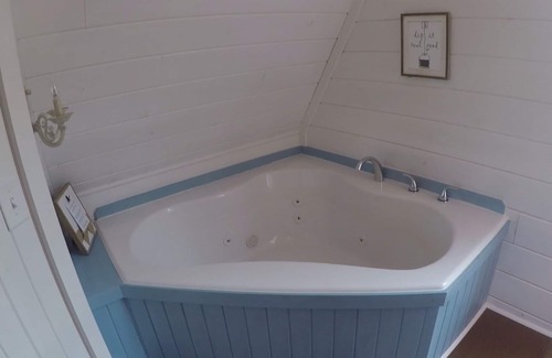 Creola Cottage | Ideal Retreat: Tea For Two in Hocking Hills with Hot Tub