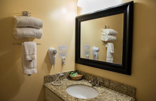 Lakeside Park Cabin | Discover Tea Garden Lodge: Pet-Friendly Oasis by the Ocean