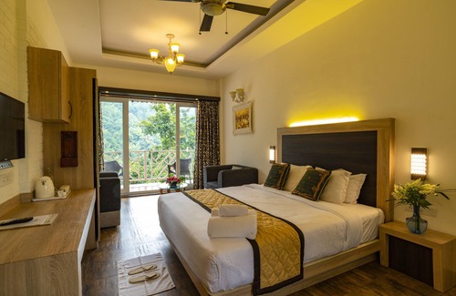Chithirapuram Hotel | Relaxing Retreat at Tea Harvester Munnar with Pool & Dining