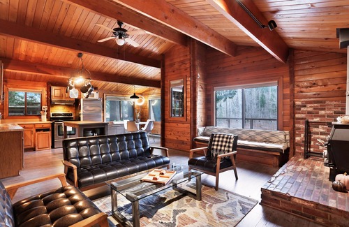 Gold Bar Cabin | Explore Teague's Cabin by the River – Family & Pet Friendly