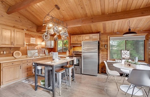 Gold Bar Cabin | Explore Teague's Cabin by the River – Family & Pet Friendly