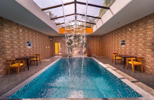 Ganapathichettikulam Villa | Relax at Teak Leaf Gateway Villa: Pool & Indoor Games