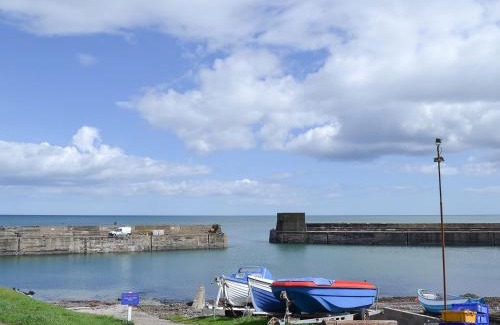 Embleton House | Cozy Teal Cottage: Pet-Friendly Retreat with Top Guest Ratings