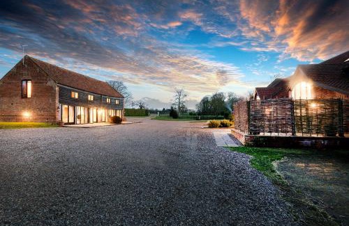 Beccles House | Exquisite Teal: 4-Star Pet-Friendly Retreat with Top Ratings