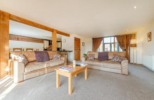 Beccles House | Exquisite Teal: 4-Star Pet-Friendly Retreat with Top Ratings