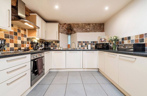 Beccles Cottage | Pet-Friendly TEAL Cottage with Spa and Hot Tub in Wheatacre