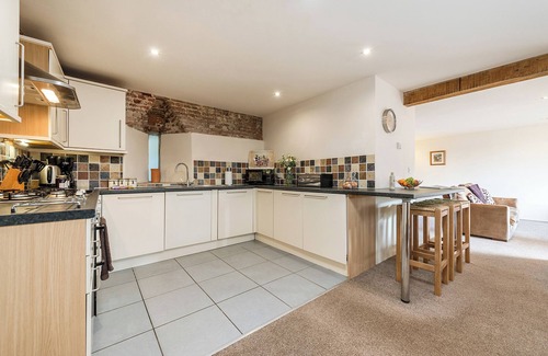Beccles Cottage | Pet-Friendly TEAL Cottage with Spa and Hot Tub in Wheatacre