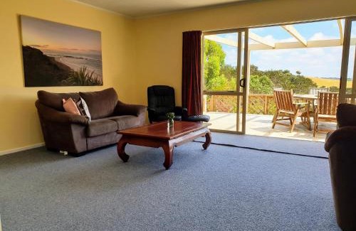 Ngataki House | Family-Friendly Tealuca Holiday Home with Kitchen Access